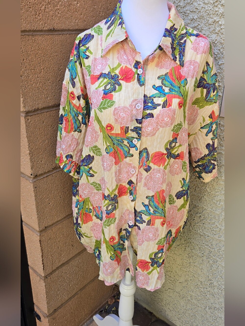 Dazy Floral Button-Up Tunic Top in Cream with Multicolor Blooms